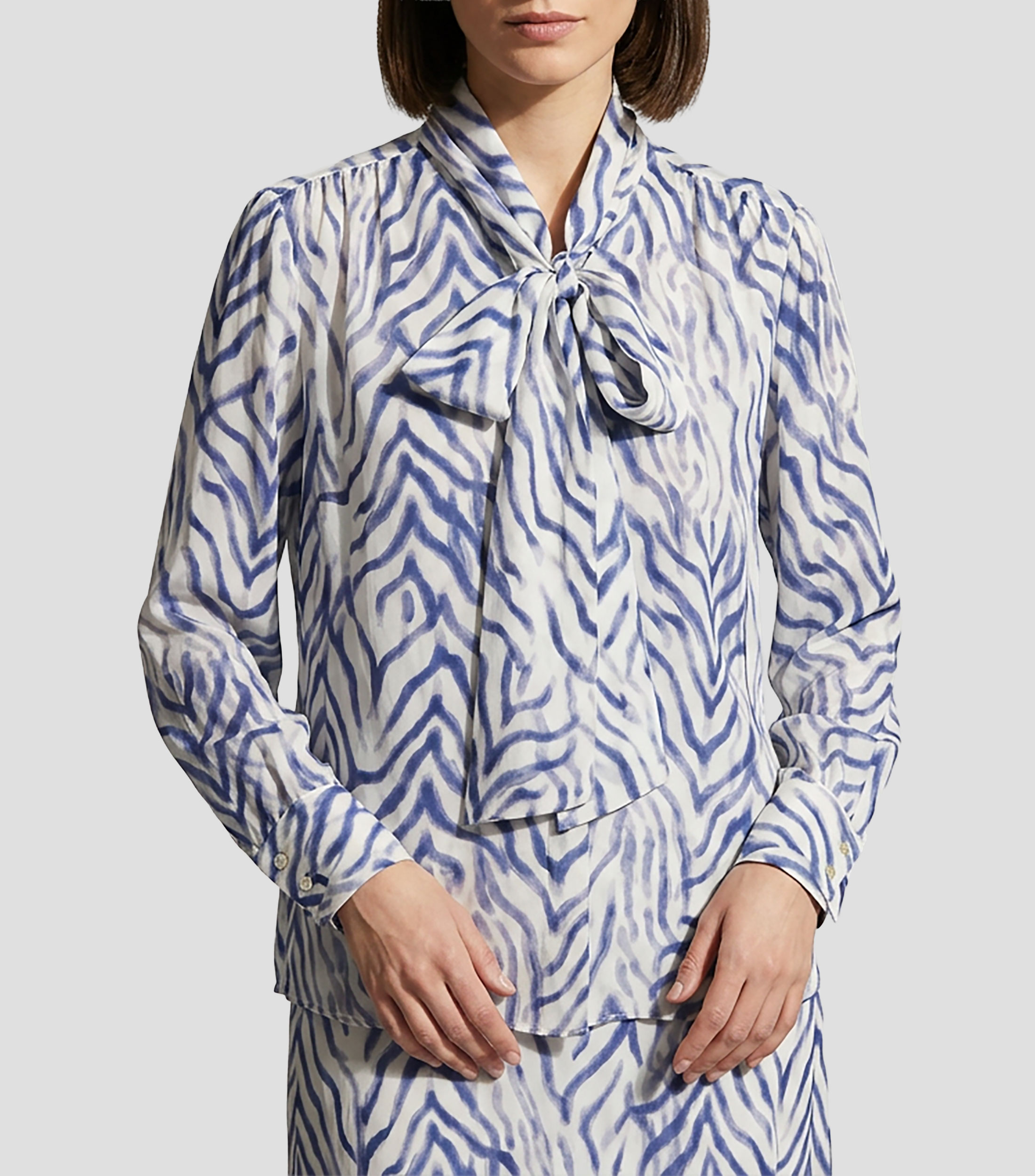 Blusa estampada en animalprint manga larga Mujer